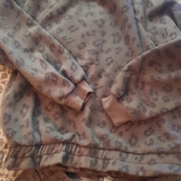 2 piece leopard sweat suit. - Picture 3 of 4
